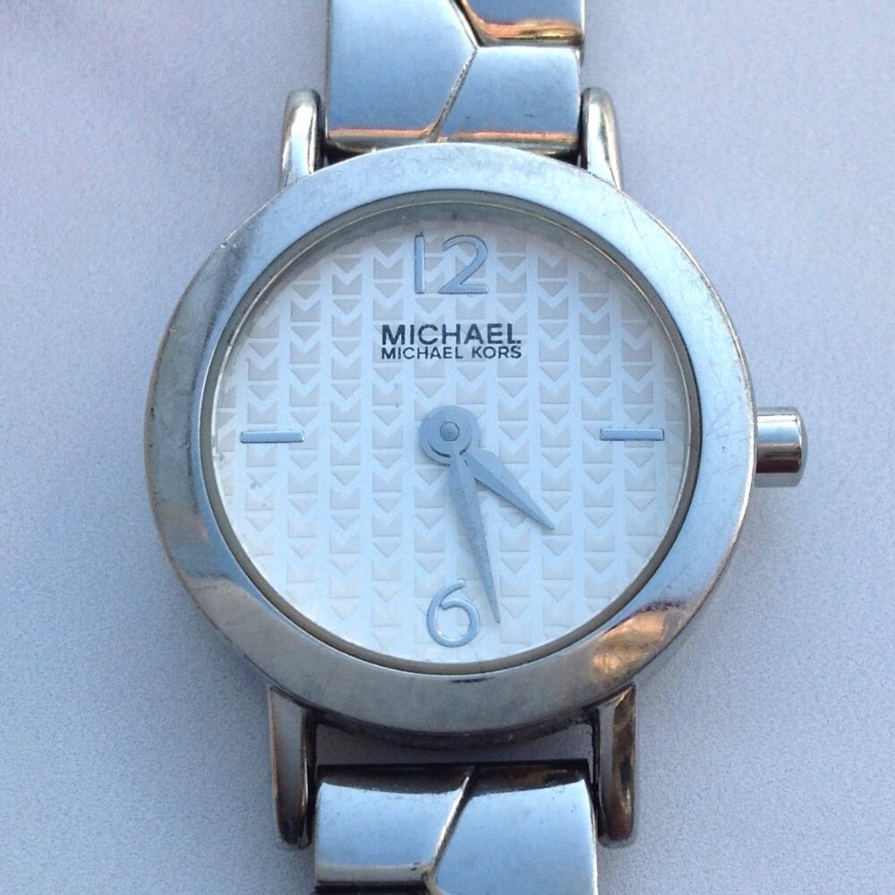 Michael Kors Watch Branded Face Silver Bracelet for Ladies - Picture 5 of 16